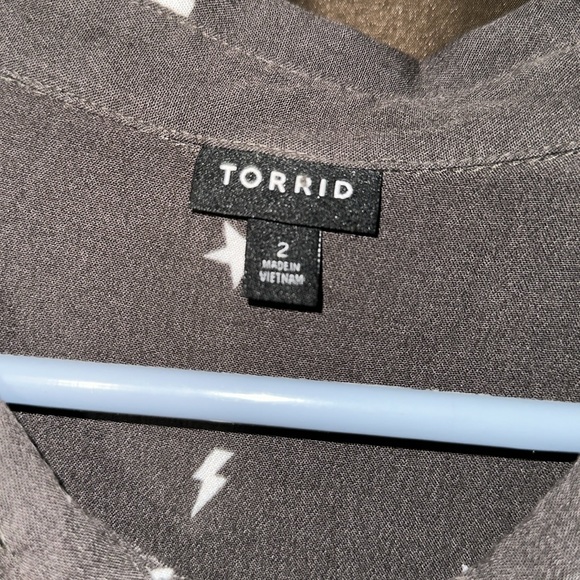 Torrid size 2 grey button up skull & star blouse - Picture 2 of 7